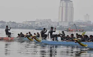 Atraksi Perahu Naga TNI AL Meriahkan Festival Pesona Wisata Pesisir di Jakarta