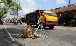 Hati-Hati! Gorong-Gorong di Jalan Dekat Pintu Masuk Pasar Wedi Klaten Ambles lo