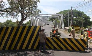 Lantai Jembatan Mojo Solo Mulai Dibongkar, Pekerja Ngebut hingga Malam Hari