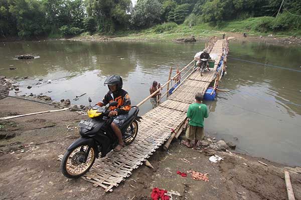 Jembatan Sesek Solo yang Menantang tapi Disayang