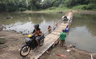 Jembatan Sesek Solo yang Menantang tapi Disayang