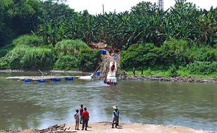 Baru Beroperasi, Jembatan Sesek di Sangkrah Solo Hanyut Terbawa Arus