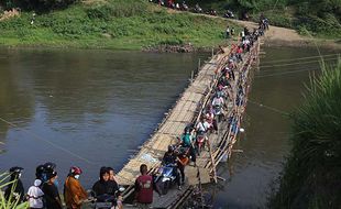 Jembatan Mojo Ditutup, Ini Foto-Foto Antrean Pemotor di Jembatan Sesek Solo