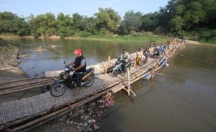 Sensasi Lewat Jembatan Sasak Bengawan Solo saat Ramai, Berasa Naik Kora-Kora