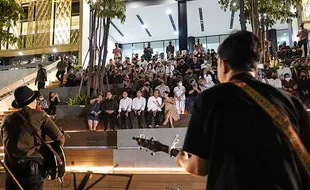 Momen Jokowi Ajak Marcos Jr Keliling & Nonton Live Music di Sarinah Jakarta