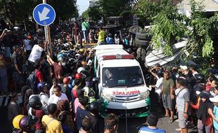 Truk Tangki BBM Tabrak Warung & Pemotor di Banyuwangi, 4 Orang Meninggal