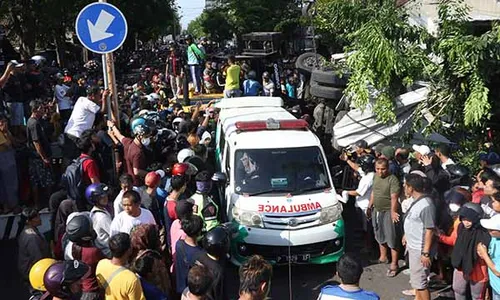 Truk Tangki BBM Tabrak Warung & Pemotor di Banyuwangi, 4 Orang Meninggal