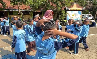 Bupati Karanganyar Sayangkan Video Bocah SD Penuh Kutu Viral