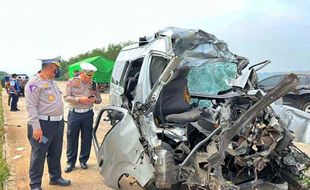 Kecelakaan Maut Minibus Tabrak Truk di Tol Semarang-Batang, 7 Orang Meninggal