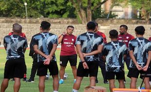 Leonardo Medina Resmi Jadi Pelatih Persis Solo, Begini Nasib Coach Rasiman