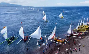 Adu Cepat Puluhan Perahu Layar di Selat Bali Meriahkan HUT ke-77 TNI AL