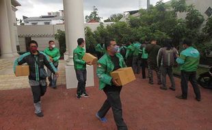 Ribuan Driver Ojol Terima Paket Sembako Tambahan dari Wali Kota Solo