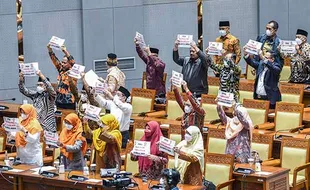 Bawa Poster Tolak Kenaikan Harga BBM, Fraksi PKS Walkout di Rapat Paripurna DPR