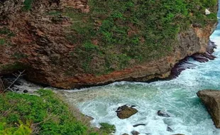 Pantai Banyutowo Paranggupito Wonogiri, Tempat Bertemunya Air Sungai dan Laut