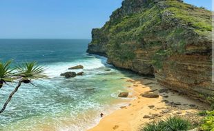 Pantai Karang Payung Ini Jadi Surga Tersembunyi di Wonogiri Bagian Selatan