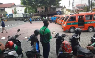 Polres Wonogiri Peduli, Bagikan 50 Paket Sembako ke Driver Ojol-Sopir Angkuta