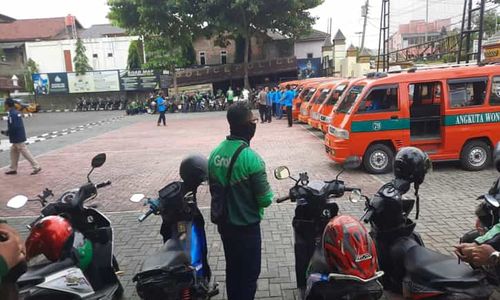 Polres Wonogiri Peduli, Bagikan 50 Paket Sembako ke Driver Ojol-Sopir Angkuta