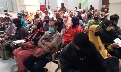 Saking Ramainya Antrean di Poliklinik RSUD Ngipang Solo, Pasien sampai Klesotan