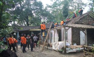 Sukarelawan Kerjo Karanganyar Rehab Rumah Penyandang Tunanetra