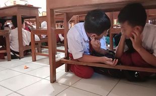 Edukasi Tanggap Bencana, Siswa SDN 01 Papahan Karanganyar Ikuti Simulasi Gempa