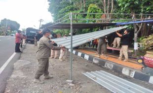 Jelang Penilaian Adipura, 1 Tenda PKL di Trotoar Hutan Kota Klaten Dibongkar