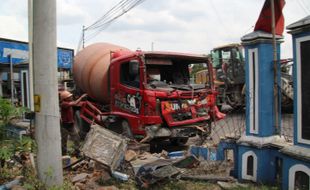 Rem Blong, Truk Molen Muat Cor Beton Tabrak Pagar Sub Terminal Penggung Klaten