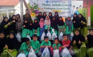 Santri Ponpes SMP Dimsa Terjun ke Masyarakat, Berbagi Sayuran & Hidupkan Masjid