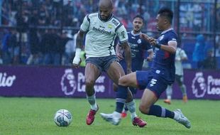 Arema FC 1-2 Persib Bandung: Da Silva Menangkan Tim Biru Barat