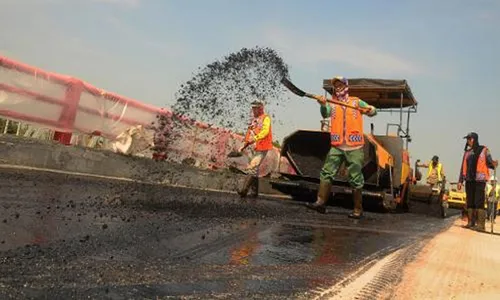 Gubernur Ganjar Terbitkan SE, Kepala Daerah di Jateng Harus Gunakan Aspal Buton