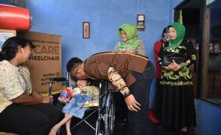 Tanda Cinta dari Salatiga untuk Bocah 8 Tahun yang Tak Bisa Jalan Sejak Kecil