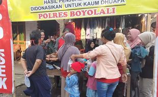 Bhabinkamtibmas di Boyolali Gelar Bazar Baju Bekas, Harga Rp10.000 per Potong