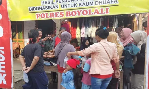 Bhabinkamtibmas di Boyolali Gelar Bazar Baju Bekas, Harga Rp10.000 per Potong