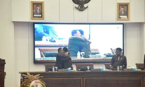 Mata Berkaca-kaca, Bupati Lumajang Bacakan Teks Pancasila untuk Ketua DPRD