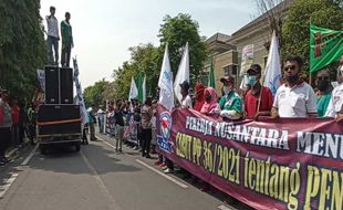 Ratusan Buruh Karanganyar Demo Ke DPRD, Ini 3 Tuntutannya