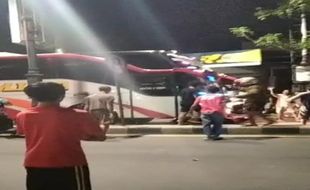 Terobos Lampu Merah dan Tabrak Pemotor, Bus Mira Diamuk Warga di Madiun