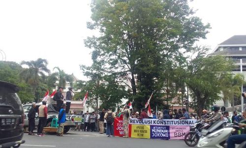 Demo di Bundaran Gladak Solo, Massa Minta Kenaikan Harga BBM Dibatalkan