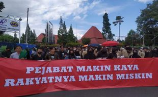 Demo Tolak Kenaikan Harga BBM, Massa: Pejabat Makin Kaya, Rakyat Makin Miskin!