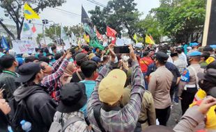 Ramai-Ramai Temui Mahasiswa Demo, Anggota DPRD Solo Malah Diteriaki Huuu...