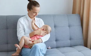 Doa saat Menyusui Bayi agar Sang Ibu Terhindar dari Baby Blues