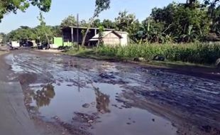 Jalan Solo-Purwodadi di Sumberlawang Sragen Rusak Parah, Warga Keluhkan Debu