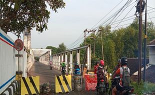 Jembatan Jurug A Menyusul Ditutup, Ratusan Pengendara Motor Kecele