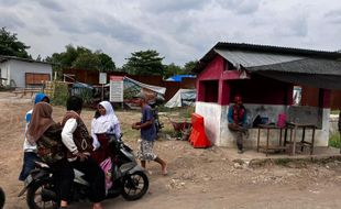 Ramai Pol! Pengelola Jembatan Sasak Bengawan Solo Raup hingga Rp8 Juta Sehari