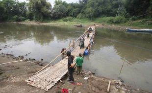 Menjajal Seberangi Bengawan Solo lewat Jembatan Sesek, Ngeri-Ngeri Sedap!