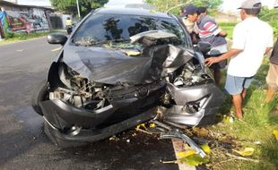 Mobil Ngebut Tabrak Pohon di Jalan Parangtritis, Lima Orang Luka-Luka