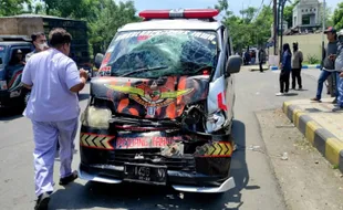 Ambulans Bawa Jenazah Tabrak Bus Sugeng Rahayu di Depan Terminal Madiun