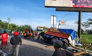 Truk Muatan Kelapa Seruduk Sepeda Motor di Salatiga, Tiga Orang Meninggal