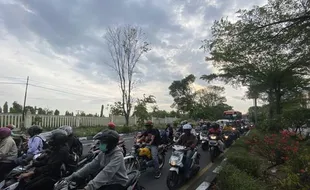 Jurug Solo Macet Lagi, Antrean Kendaraan Capai 1,2 Km hingga Koramil Jebres