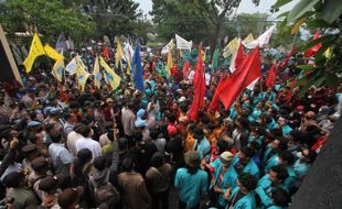 Mahasiswa Demo di Depan Gedung DPRD Solo, Puan Maharani Ikut Kena Sentil