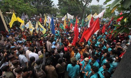 Mahasiswa Demo di Depan Gedung DPRD Solo, Puan Maharani Ikut Kena Sentil