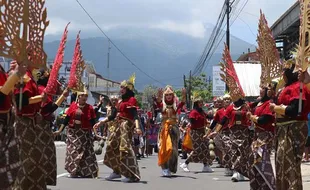 Tari Kecak & Penari Pendet Meriahkan Merti Desa di Bandungan Semarang